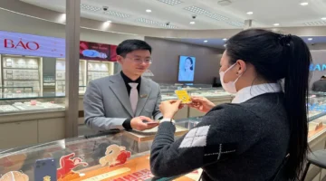 تراجع ملحوظ في إقبال المشترين داخل سوق الذهب خلال مهرجان إله الثروة المتوارث